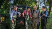 Entgegen aller Warnungen seines Vaters Richard (Frieder Venus, 2.v.r.) ermöglicht Julian (Mathias Harrebye Brandt, l.) Vince (Gabriel Merz, r.) seinen Sohn Leo (Noah Kraus, 2.v.l.) näher kennenzulernen.