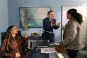 Imani erfährt entgeistert, dass die Markteinführung ihres Medizinproduktes ansteht. Links Jenny, in der Mitte Kilian.