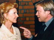 MDR Fernsehen IN ALLER FREUNDSCHAFT FOLGE 157, "In letzter Sekunde", Oberschwester Ingrid (Jutta Kammann) hat nur Augen für den neuen Belegarzt Dr. Hartmann (Volker Lechtenbrink), doch er scheint etwas ganz anderes im Sinn zu haben...