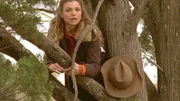 Tess McLeod (Bridie Carter) hat sich in größter Not auf einen Baum gerettet. Doch wovon ging die Gefahr aus?