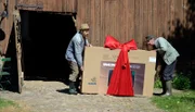 So ein großer Fernseher. Brakelmann (Jan Fedder) und Adsche (Peter Heinrich Brix) wollen ihn in die Bauernstube tragen.