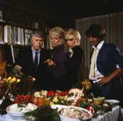 Bei so einem tollen Buffet fällt Werner (Peter Weck), Bille (Maria Sebaldt), Inge (Angela Van Moll) und Wolfgang (Herbert Herrmann) die Auswahl schwer.