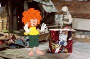 Meister Eder erklärt Pumuckl, dass man sich am Heiligen Abend beschenkt und das diese Geschenke ein Geheimnis sind, das mit Liebe vorbereitet wird. Das findet Pumuckl toll und er beschließt sich diesem Brauch anzuschließen.