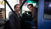 Der Lkw-Fahrer Stefan Buschke wurde erstochen auf einem Rastplatz neben seinem Fahrzeug gefunden. Was wissen Rainer Schaffmann (Nicolas König, l.) und Kai Amling (Matthias Kelle, r.), das sie vor den Ermittlern verbergen?