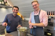 Ali Güngörmüs kocht mit Mykyta "Nik" Formin (re.) im Kitchen-Club des Waldschlösschens in Marburg-Dagobertshausen.