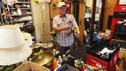 Norbert Voetz sucht in seiner Scheune nach Dingen, die er auf dem Flohmarkt verkaufen kann.