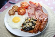 Der Morgen beginnt besser mit einem walisischen Frühstück mit Herzmuscheln und Laverbread im „Lookout Café? Bar“ in Cardiff.