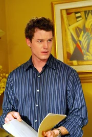 Als Phoebe beschließt, selbst zu einem Date mit einem Internetpartner zu gehen, stellt sie fest, dass Cyrano 73 niemand anderes ist als Jason Dean (Eric Dane) ...