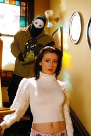 Traum oder Wirklichkeit? Phoebe (Alyssa Milano, vorne) wird mit einer Kettensäge gejagt ...