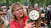 Auch Mama Sabine gibt alles, um den Familientrödel auf dem Flohmarkt an den Mann zu bringen!