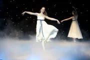 Tara (Xenia Goodwin) hat ein erfolgreiches Schuljahr auf der National Academy of Dance in Sydney hinter sich gebracht. Sie darf die Hauptrolle auf großer Bühne übernehmen. Tara hat es geschafft. Endlich fliegen!