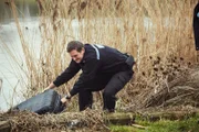 Sean Cobley (Anthony Flanagan) zieht einen verdächtigen Koffer aus dem Fluss.