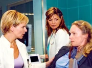 Laura Hoffmann (Claudia Geisler, rechts) kann ihr Glück nicht fassen, als Dr. Kathrin Globisch (Andrea Kathrin Loewig, links) und Schwester Yvonne (Maren Gilzer) ihr mitteilen, dass sie schwanger ist.