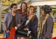 Lydia Tretschock (Esther Schweins, 2.v.r.) weiß, wie sie Nils (Oliver Fleischer, 2.v.l.), Orkan (Orhan Müstak, l.) und Hashtag (Anjorka Strechel, r.) auf ihre Seite ziehen kann.