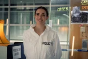 Rebecca Bordemann (Emelie Kundrun) weiß überraschend viel über Waffen und Tathergänge. Ist sie gar keine unschuldige Teilnehmerin?