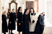 Die Chemietoilette wird angeliefert, die Nonnen wundern sich: v.l.n.r. Gloria/Novizin Sina (Romina Küper), Schwester Claudia (Mareike Lindenmeyer), Schwester Hanna (Janina Hartwig), Schwester Felicitas (Karin Gregorek), Schwester Agnes (Emanuela von Frankenberg), Schwester Lela (Denise M'Baye).