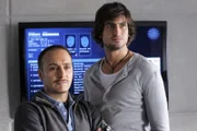 Semir (Erdogan Atalay, li.) und Ben (Tom Beck) sind beeindruckt, wie tapfer sich Katrin trotz des Todes ihres Vaters hält.