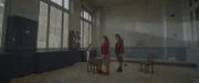 Die Lehm-Menschen (M. Barbara Hellemans, r. Davide Belotti) halten Maya (l. Julie Lamberton) gefangen.