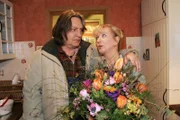 Helga (Ulrike Mai) ist überwältigt, als Bernd (Volker Herold) sie mit Blumen und einer Liebeserklärung überrascht.