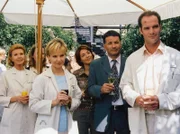 Achim (Johannes Steck, rechts) hat eine Stelle als Privatdozent an der Uni Leipzig erhalten. Zu seinen Ehren lassen die Kollegen und Freunde (Jutta Kammann, Alexa Maria Surholt, Andrea Kathrin Loewig, Hendrikje Fitz, Roland Heilmann, v.l.n.r.) eine Fete steigen.
