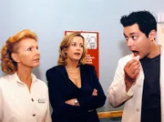 MDR Fernsehen IN ALLER FREUNDSCHAFT FOLGE 156, "Der Held des Tages", Sarah Marquardt (Alexa Maria Surholt, Mitte) hat ein neues Essens-Versorgungssystem in der Sachsenklinik eingeführt, das die Oberschwester Ingrid (Jutta Kammann, links) wie auch dem AiPler Brentano (Thomas Koch) zu schaffen machen...