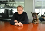 Kommissar Van der Valk (Marc Warren) und Sniffer.