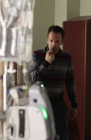 Versucht, einen Mordfall in einem Krankenhaus aufzudecken: Sherlock Holmes (Jonny Lee Miller) ...