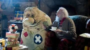Beutolomäus (A. Krüger, li.) und der Weihnachtsmann (A. Wolff, re.) zaubern die letzten Geschenke vor der Bescherung.