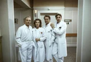 Das Ärzteteam der Schwarzwaldklinik Dr. Römer (Horst Naumann), Dr. Christa Brinkmann (Gaby Dohm), Prof. Brinkmann (Klausjürgen Wussow) und Dr. Udo Brinkmann (Sascha Hehn).