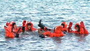 Überlebenstraining in Spitzbergen: Schwimmkurs im Nordatlantik - Hauptsache die Anzüge sind dicht.