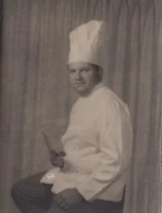 Gacy in Kochkleidung