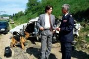 Der Brandexperte (Michael Gampe, r.) hat bei dem Unfallhergang des abgestürzten und explodierten Autos Ungereimtheiten festgestellt. Er bittet Kommissar Moser (Tobias Moretti, l.) zum Tatort. Rex nimmt Witterung auf ...