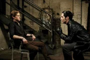 Murdoc (David Dastmalchian, r.) hat MacGyver (Lucas Till, l.) entführt, Mac nutzt eine Nadel, um zu entkommen.