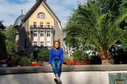 Moderatorin Simin Sadeghi im Garten der Villa Huesgen