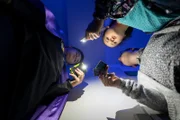 Rike (Madeleine Haas, mi.), Moritz (Marc Elflein, re.) und Pit (Ferenc Amberg, li.) schmieden einen geheimen Plan.