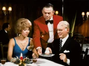 Es geht doch nichts über ein festliches Essen unter Freunden. Allerdings sollte man vorsichtig sein beim Dessert, zum Beispiel, wenn es von einer Süßspeise nur noch eine Portion gibt. Das gilt besonders für Kosakenzipfel. (Evelyn Hamann, Loriot)