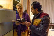 Obwohl ihr Pit immer neue Beweise seines tiefen Vertrauens entgegenbringt, treibt ihre Liebe zur Gerechtigkeit Danni (Annette Frier, l.) dazu, gemeinsam mit Orkan (Orhan Müstak, r.) hinter seinem Rücken Beweise für seine Schuld an dem Polizistenmord zu suchen. Doch wird sie ihn wirklich verraten?