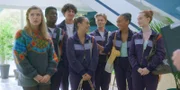 Cece (Hailey Romain, 2.v.r.) ist überglücklich, dass ihre beste Freundin Simone (Margherita Barbieri M.) früher als angekündigt wieder zurück ist aus Australien. Jack (Sam Darius, 2.v.r.), Benoit (Étienne Moana , 3.v.l.), Finn (Zac Gabriel Werb , 3.v.r.) und Mia (Abigail O'Regan, r.) freuen sich mit ihr. Nur Jade (Georgia Pemberton, l.) gefällt das gar nicht, da es ihre Pläne durchkreuzt.