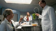 Boerne (Jan Josef Liefers, r.) will wissen, wer den Tod von MagicMom nach außen getragen hat. Alberich (ChrisTine Urspruch, l.) ist empört. Es war Emmalotta (Yvonne Pferrer), die sich nicht mehr blicken lassen darf.