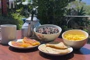 Das Gallo Pinto ist ein typisches costa-ricanisches Frühstück, das mit Maistortillas und gebratenen Bananen serviert wird.