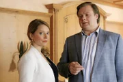 Kommissar Hartl (Michael A. Grimm, r.) und Controllerin Patrizia Ortmann (Diana Staehly, l.) ahnen, dass die aktuellen Ermittlungen nicht einfach werden.