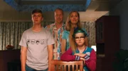 Die Familie (Elisa Beuger, Ferdi Stofmeel, Bobbie Mulder und Ole Kroes) sieht DJ Mike an, als er zum Abendessen vorbeikommt.