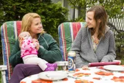 Am Morgen nach der Einweihungsparty erwacht Danni (Annette Frier, l.) neben Pit. Danni kann die Kommentare von Bea (Nadja Becker, r.) und Kurt nur schwer ertragen und flüchtet deshalb in die Einkaufspassage.