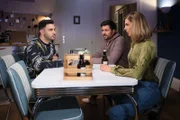 Stella (Bettine Langehein) vermittelt Paco (Milos Vukovic, M.) spontan ein Date mit Easy (Lars Steinhöfel).