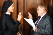 Schwester Hanna (Janina Hartwig, l.) und Bürgermeister Wöller (Fritz Wepper, r.) machen einen Deal.