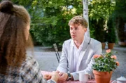 Ana (Soluna-Delta Kokol, l.) ist geschockt von Philipps (Robin Schick, r.) Liebesgeständnis und wehrt ab, weil sie mit Vincent zusammen ist.