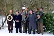 NDR Fernsehen NEUES AUS BÜTTENWARDER, "Fifty", am Freitag um 19:05 Uhr. Die Büttenwarder (v.li.n.re.) Kuno (Sven Walser), Martin Meyer-Schönbiehl (Stephan Bieker), Schorty (Axel Olsson), Adsche (Peter Heinrich Brix), Bürgermeister Schönbiehl (Günter Kütemeyer), Brakelmann (Jan Fedder) und Dorfpolizist Peter (Uwe Rohde) bringen Ingelore ein Ständchen.