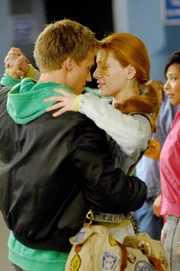 Im Jahr 1989 lernen sich Nadia (Elena Satine, r.) und Cyrus (Dustin McCamie, l.) kennen und lieben ...