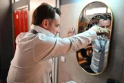 ACHTUNG SPERRFRIST! Die Veröffentlichung dieses Motives ist für alle ONLINE-MEDIEN (außer Programm-Presse) erst ab dem 09.12.2024 frei. Der Ekel über sich selbst bricht sich bei Justus (Matthias Brüggenolte) wütend Bahn. Die Verwendung des sendungsbezogenen Materials ist nur mit dem Hinweis und Verlinkung auf RTL+ gestattet.