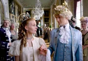 DIE PRINZESSIN AUF DER ERBSE. Die überaus erfolgreiche ARD-Märchenreihe geht in ihr drittes Jahr: Für "Sechs auf einen Streich" steht die erste Riege der deutschen Film- und Fernsehschauspieler vor der Kamera. Federführung für die ARD-Märchenreihe liegt auch diesmal beim rbb. Das Krönungspaar: die Prinzessin und der Prinz.